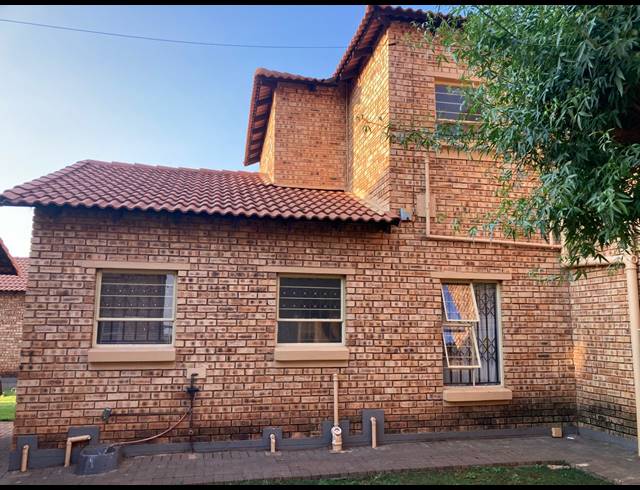 3 BEDROOM TOWNHOUSE FOR SALE IN DAWN PARK